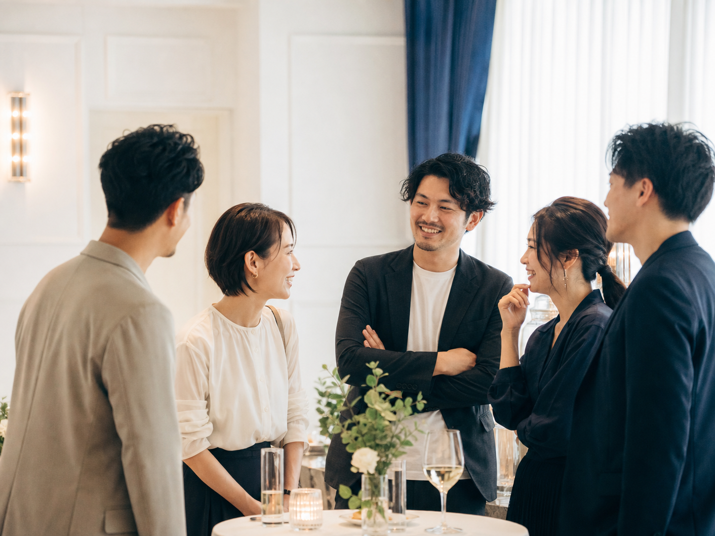 会場で会話を楽しむ参加者