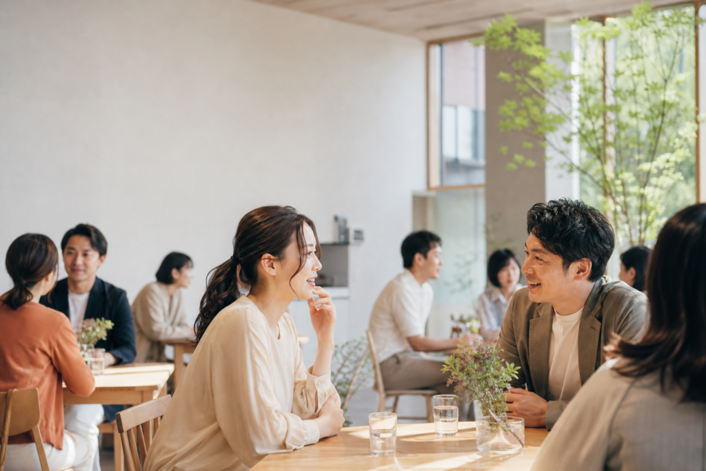明るい会場で自然に会話を楽しむ参加者