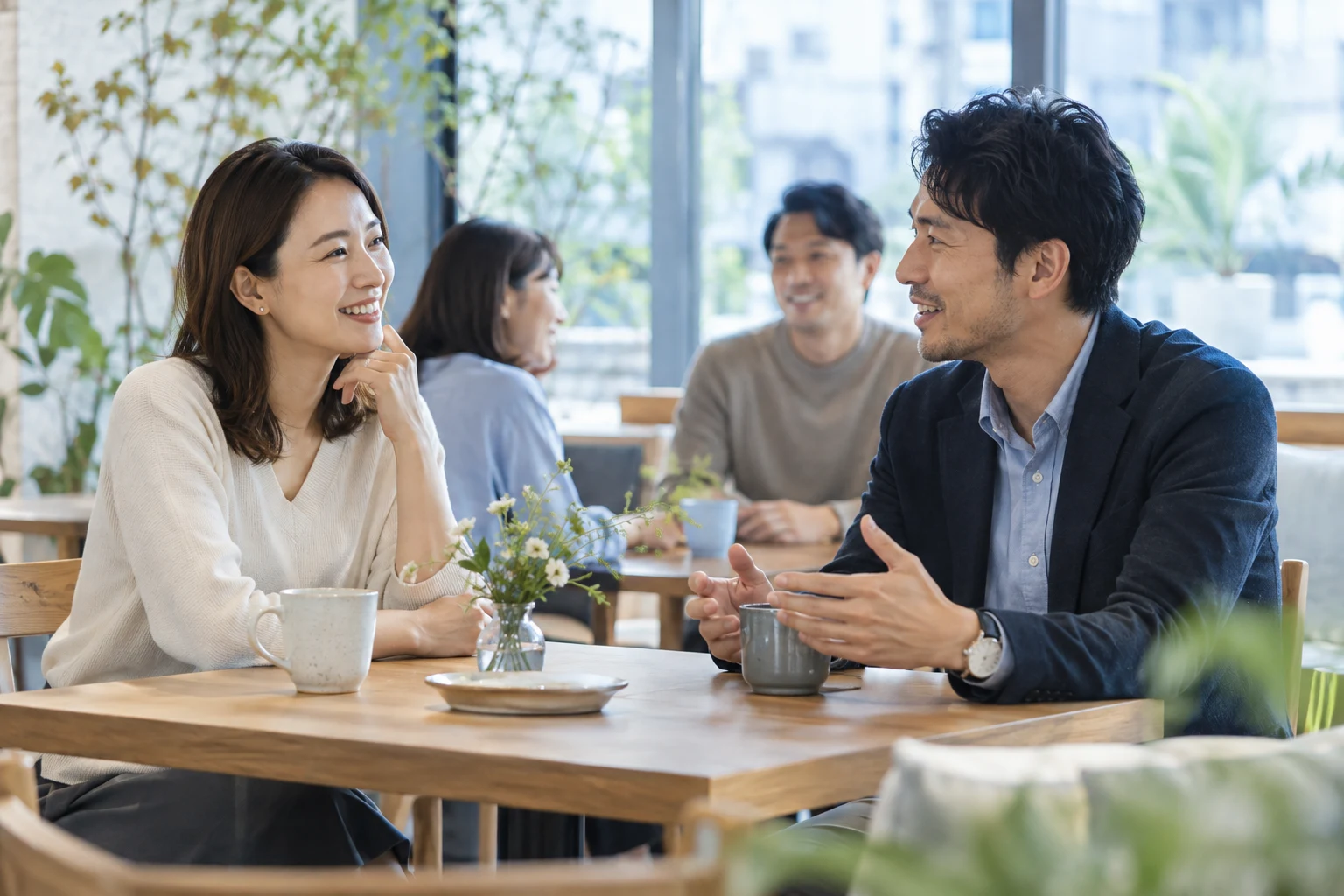 明るい場所で自然に会話を楽しむ男女のイメージ